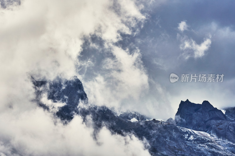 云海中的玉龙雪山