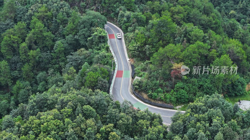 鸟瞰山脉公路