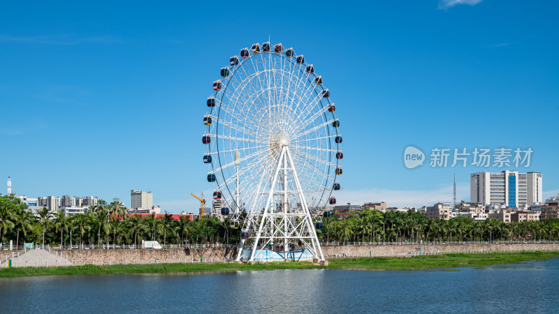 河畔摩天轮与城市建筑景观