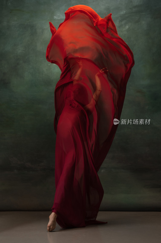 舞者身着红纱舞动身姿