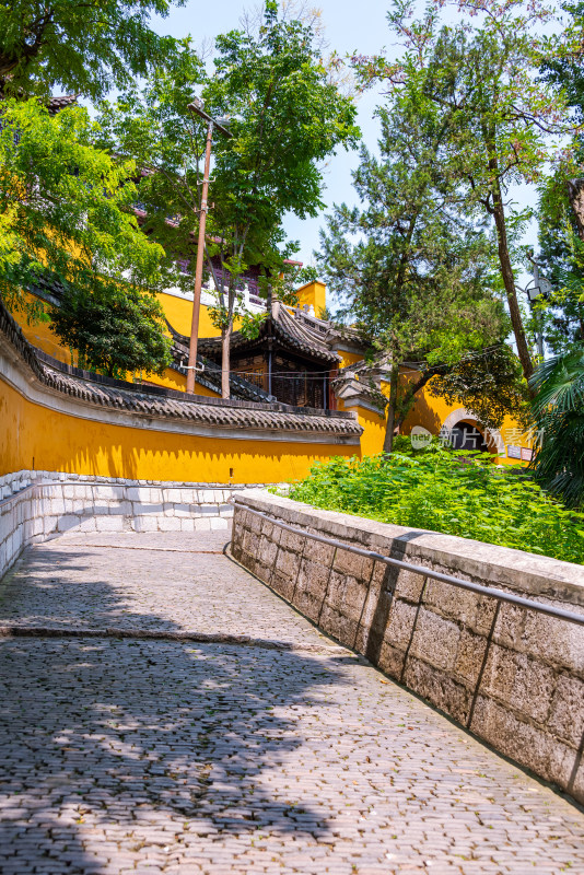 江苏扬州市观音禅寺黄墙建筑风景