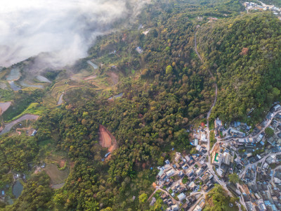 航拍景迈山云雾缭绕的村庄古寨自然风光