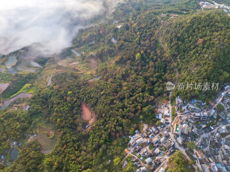 航拍景迈山云雾缭绕的村庄古寨自然风光