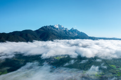 云海之上玉龙雪山  云海之下乡村大地