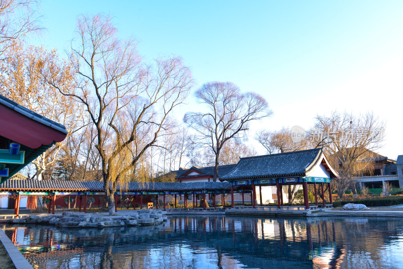 济南明水古城古建筑城楼与水面倒影风光