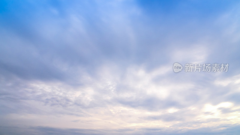 蓝天白云下的开阔天空美景