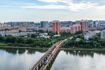 北京城市中穿河而过的铁路桥