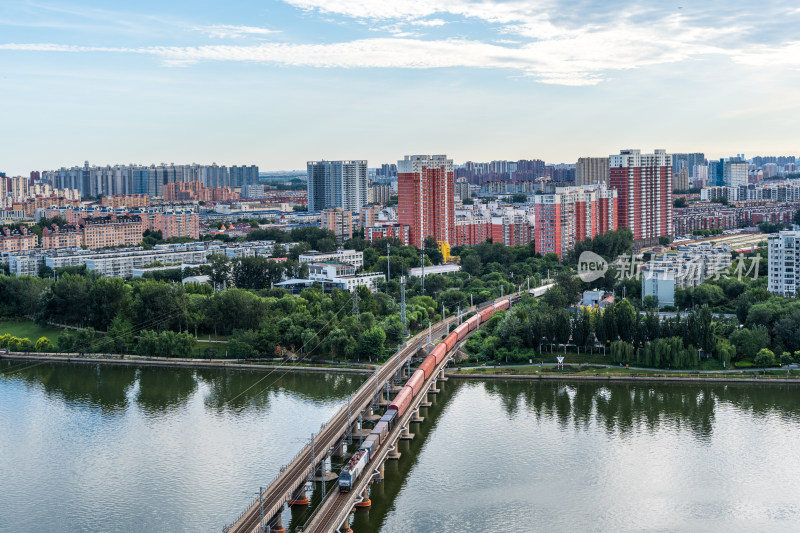 北京城市中穿河而过的铁路桥