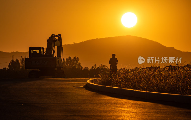 夕阳下道路上的景观