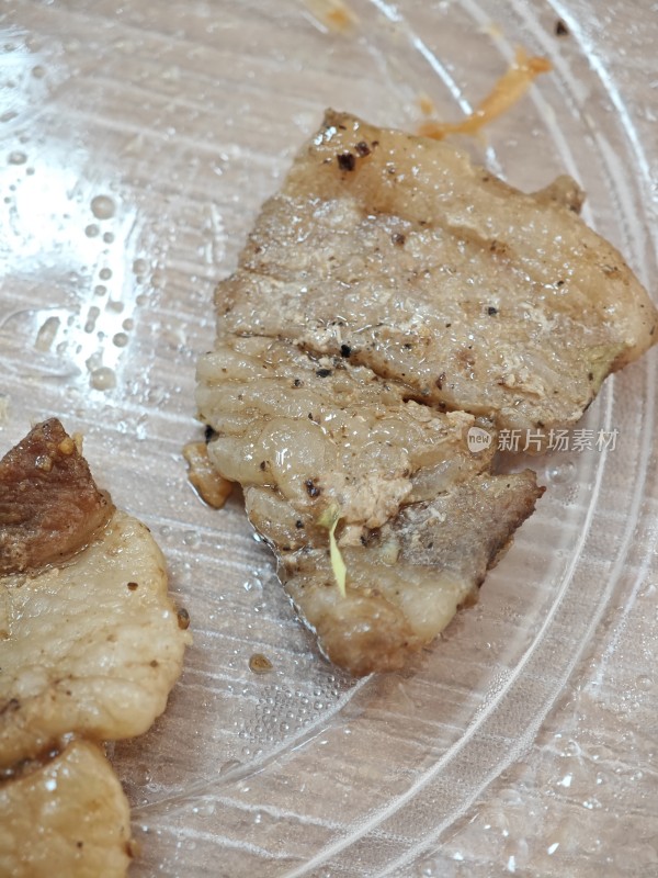 透明盘中的黑椒煎肉片