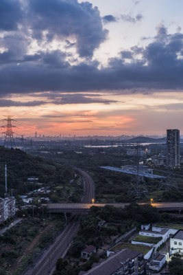 暮色下城市天际线全景