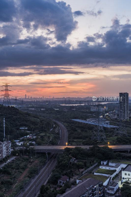 暮色下城市天际线全景