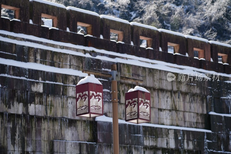 四川眉山瓦屋山景区雪中古墙红灯笼