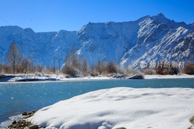 中国西藏冬季拉萨河雪景