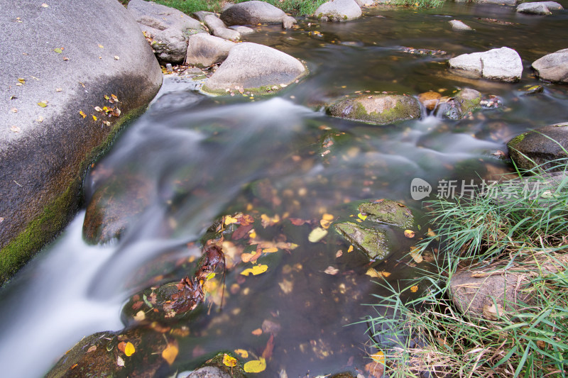 山区溪流秋季慢门摄影