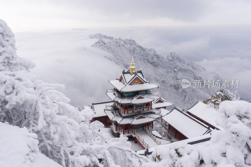 寒冷冬季大雪云海航拍老君山