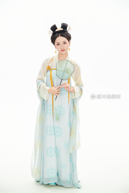 白色背景下穿着中国唐朝服饰的少女