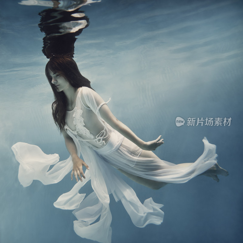 女子水下身着白裙优雅漂浮
