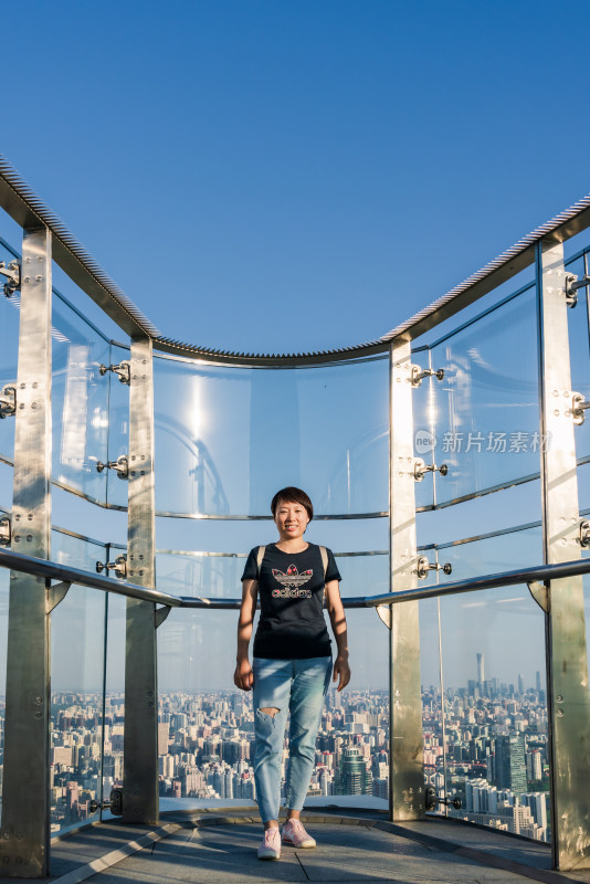 站在北京奥林匹克塔上鸟瞰城市的女性