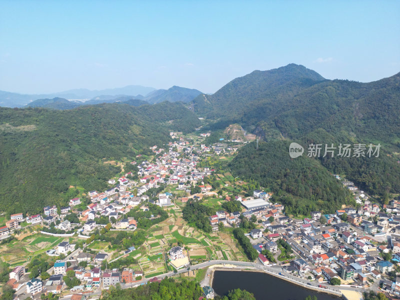 航拍蓝天白云下的青山河流村庄风光