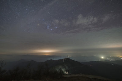 山顶眺望星空的夜景风光