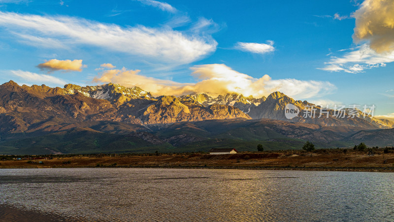 中国云南玉龙雪山流云日照金山夕阳