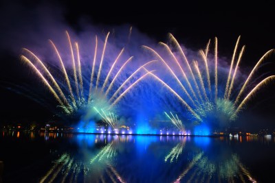 长沙浏阳烟花湖面夜景烟花绽放倒影