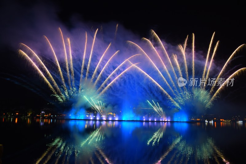 长沙浏阳烟花湖面夜景烟花绽放倒影