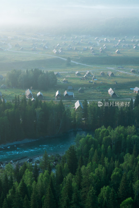晨雾中的新疆禾木村风景