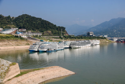 秭归港长江沿岸停靠的大型邮轮船舶