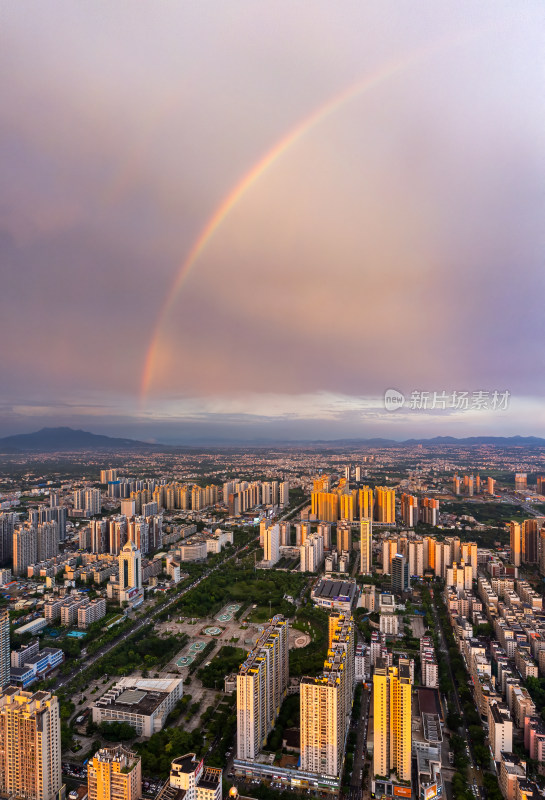 城市上空出现美丽彩虹的景象