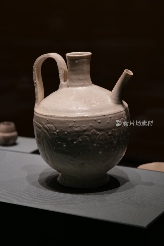 龙泉务窑白釉刻画执壶