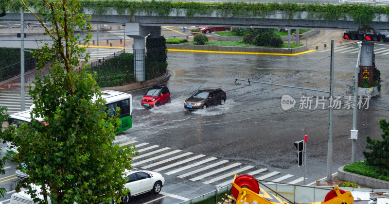 下雨天的青岛的马路