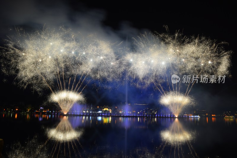 长沙浏阳烟花湖面夜景烟花绽放倒影