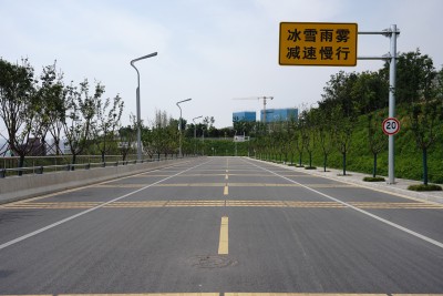 绿化的交通道路