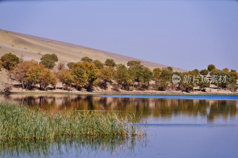 新疆巴楚盐山风景区