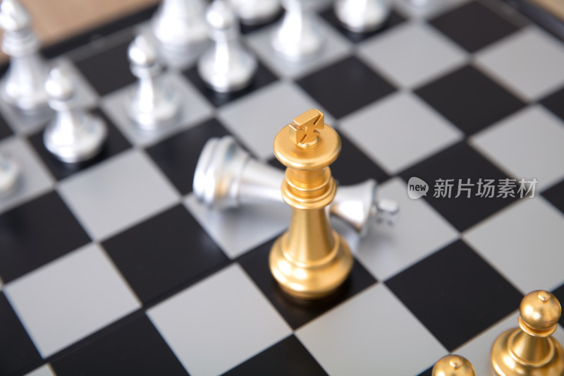 国际象棋棋盘上对决中的象棋子