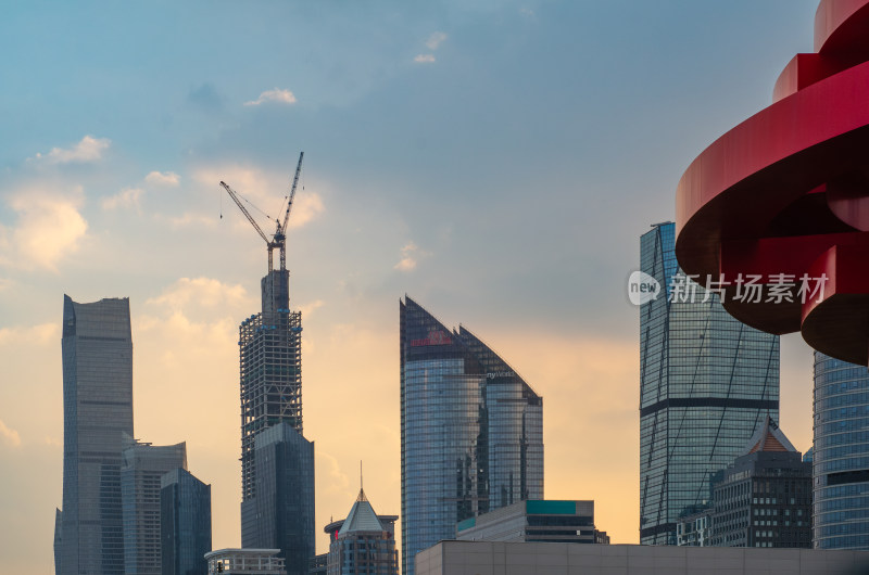 青岛现代化都市中的在建摩天大楼景观