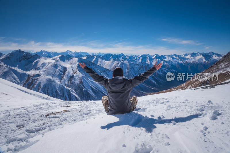 户外徒步旅行雪山成功登顶兴奋时刻