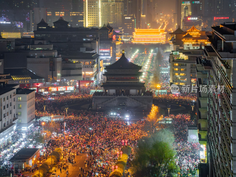 航拍西安钟楼跨年人山人海夜景