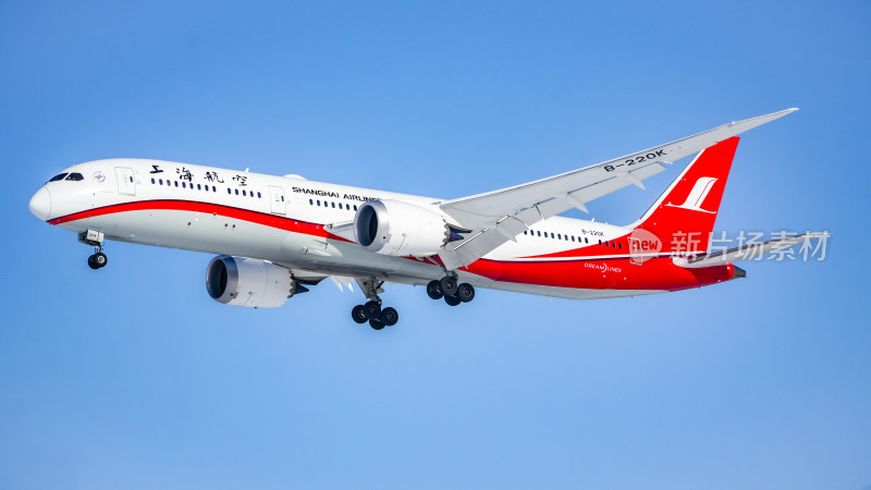 上海航空飞机在空中飞行的景象