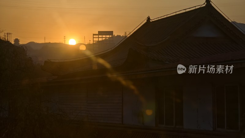 夕阳下的古建筑剪影