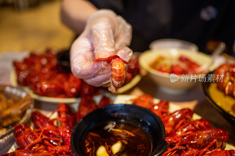 夏季在夜市上吃麻辣小龙虾