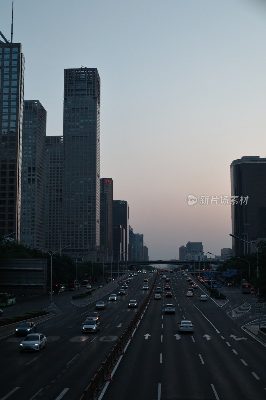 城市道路高楼与行驶车辆