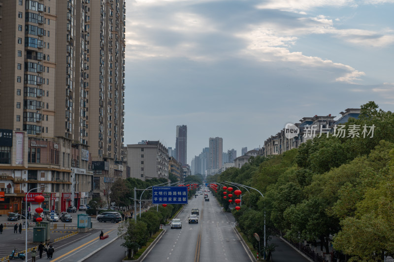 城市街道景象与两侧高楼的风景