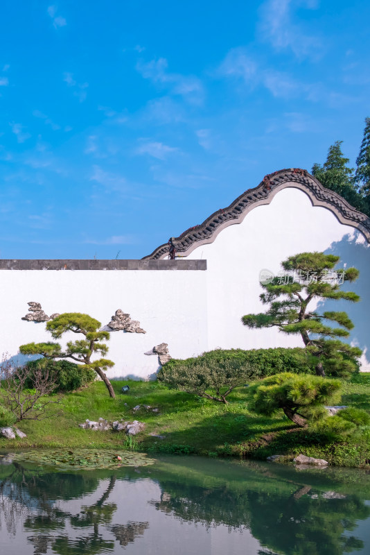 晴朗的午后，扬州瘦西湖江南园林风景