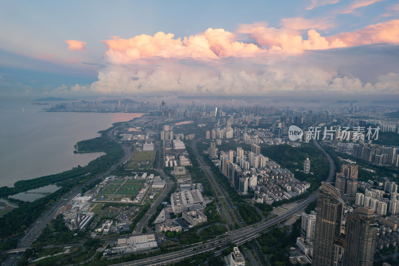 深圳福田CBD大湾区城市天际线上的薄雾