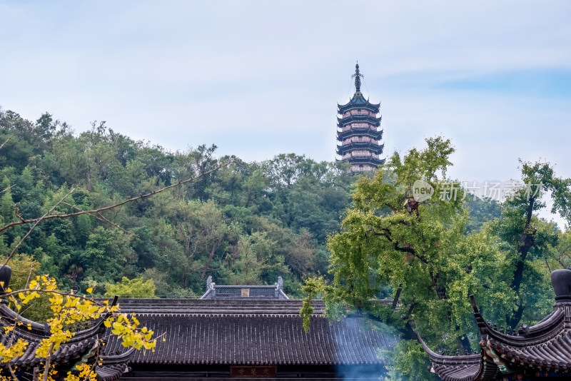 晴朗的午后，镇江焦山风景区万佛塔建筑