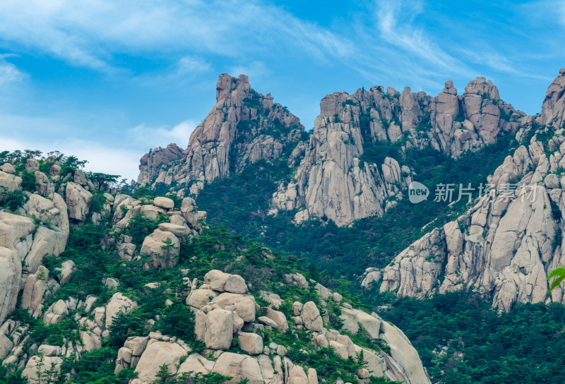 中国青岛崂山景区，山势雄伟