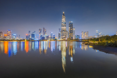 深圳入夜时分滨水CBD高楼群夜景